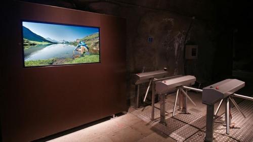 Figure 2 - At Jungfrau railway station, people directly enter the mountain experience with screens featuring the area greatest landscapes.