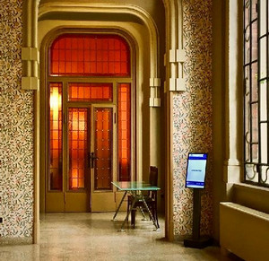 screens with spinetix hmp players in front of meeting rooms at traders union building in milan