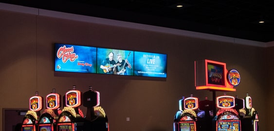 mur d’écrans Spinetix composée d'écrans LED dans l’aire de jeux du casino Soboba