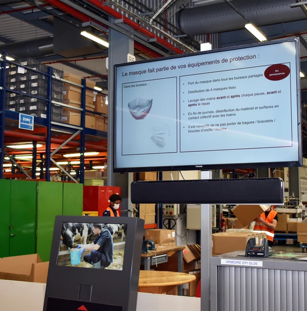 Écran d’affichage dynamique diffusant des informations aux collaborateurs dans l’usine AGCO