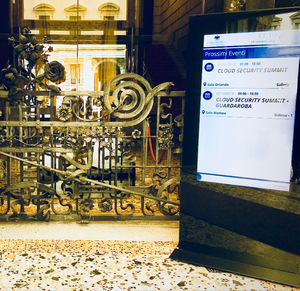 Spinetix Totem am Eingang des Confcommercio di Milano