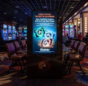 Aire de jeu du casino Soboba avec totem digital Spinetix pour les machines à sous 