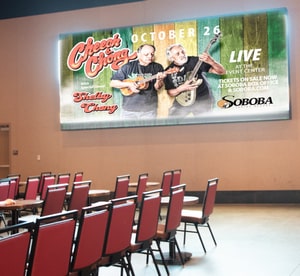 mur d’écrans au centre de conférence du Soboba Casino Resort