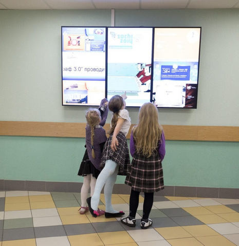 écrans d’affichage dynamique dans une école