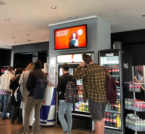 digitaler Bildschirm in einer Universitätscafeteria in Frankfurt