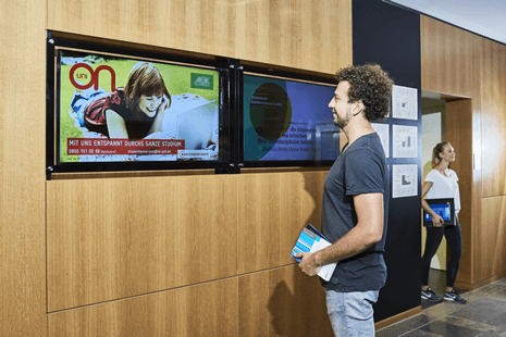 Goethe uni Digital Signage mit einem Studenten vor dem Display