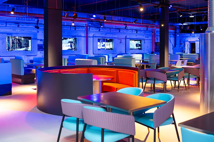 Sky-High-Restaurant mit virtuellem Überblick über die Raumstation im Erdorbit, ermöglicht durch Spinetix IBX440 Digital Signage Player