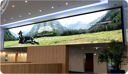 mur d'images led spinetix pour l'accueil dans le hall d'entrée du millennium smart building en suisse