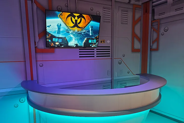Willkommensdisplay vor dem Escape Room mit Spinetix-Spieler dahinter
