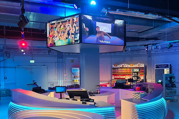 Empfangsbereich mit sechseckiger Displayinstallation mit Sonderangeboten und Preisliste