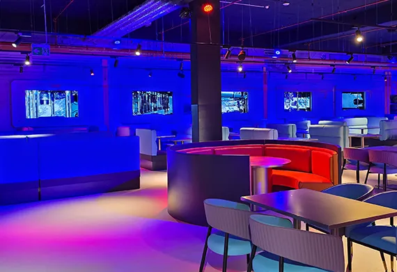 Sky-High-Restaurant und Diner mit kosmischen Ansichten rundherum