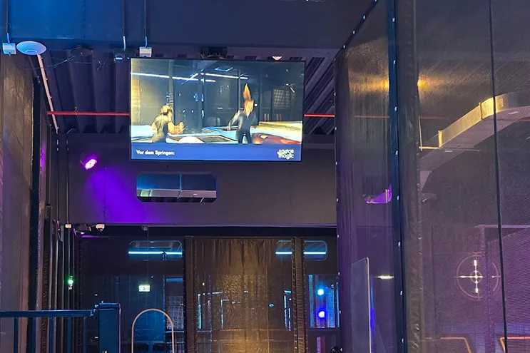 Sicherheitsvideo-Schleife auf einem Spinetix Digital Signage-Display vor dem Trampolinraum