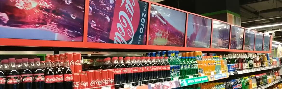 Étagères numériques de coca cola dans un supermarché