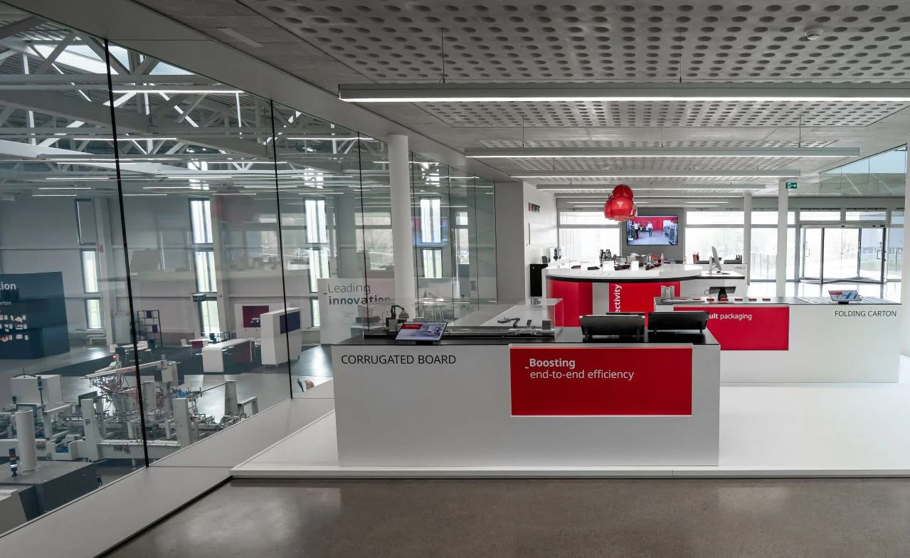 Blick in die Tech Lounge von BOBST mit Produktpräsentationen und Digital-Signage-Displays