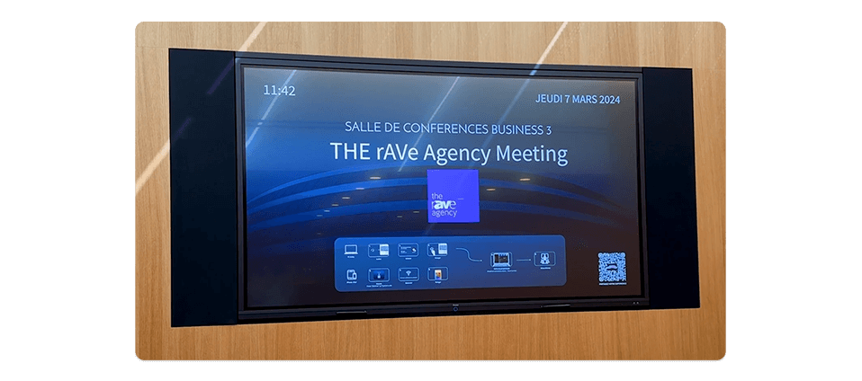 affichage dans une salle de conférence avec signalisation numérique, contenu d'accueil et messages en couches