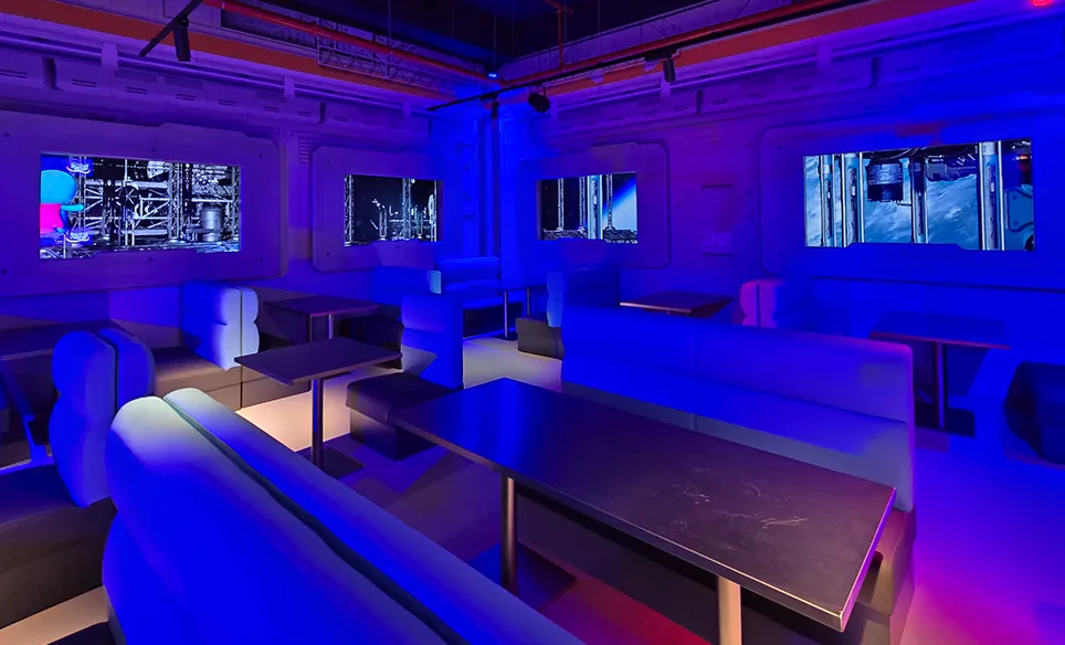 Sky High Restaurant im Space Magic mit Spinetix Digital Signage Virtual Reality