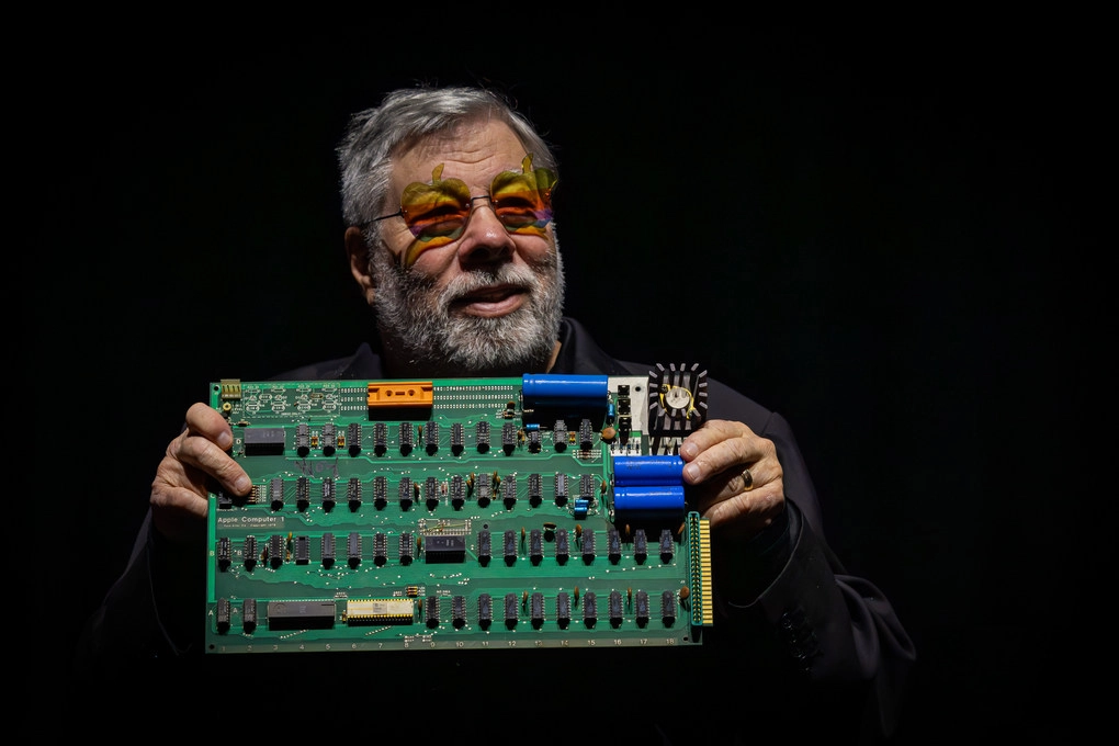 steve wozniak on stage with circuit board with spinetix team