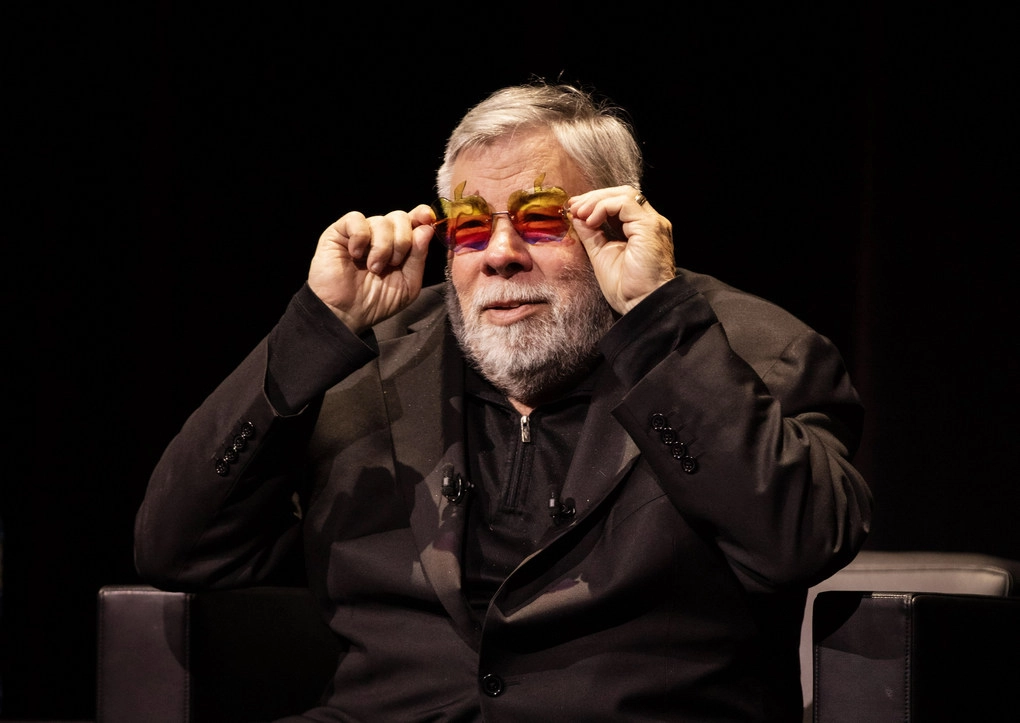 steve wozniak at millennium - colored glasses