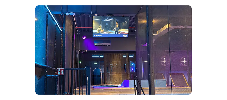 Anzeige vor dem Trampolinbereich mit Sicherheitsschleifenmeldung