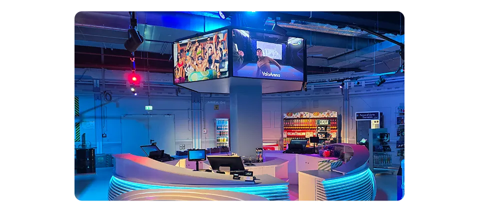 Display im Empfangsbereich mit Sonderangeboten und digitaler Preisliste